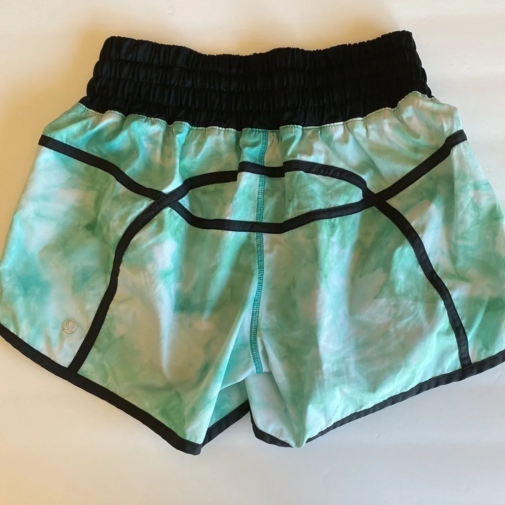 Lululemon Tracker short II Sz 6 lined EUC spray dye white blue tropics